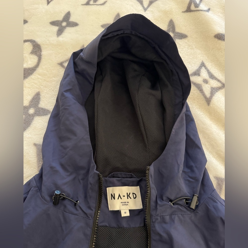 NA-KD Navy Cropped Hooded Windbreaker- MEDIUM - Picture 3 of 8